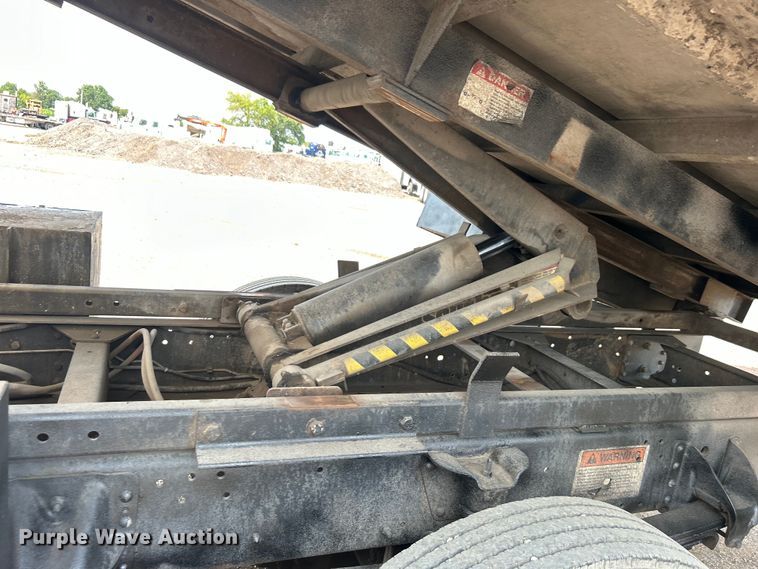 image for item EG0882 2000 GMC C6500 chipper truck