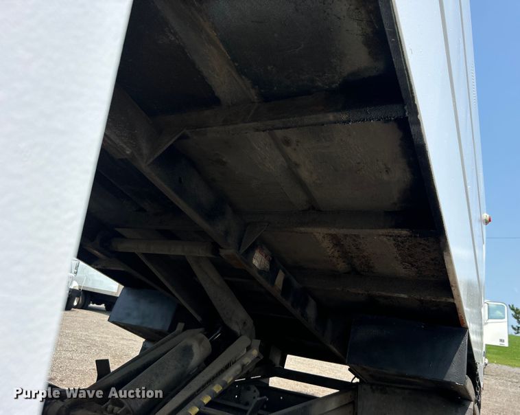 image for item EG0882 2000 GMC C6500 chipper truck