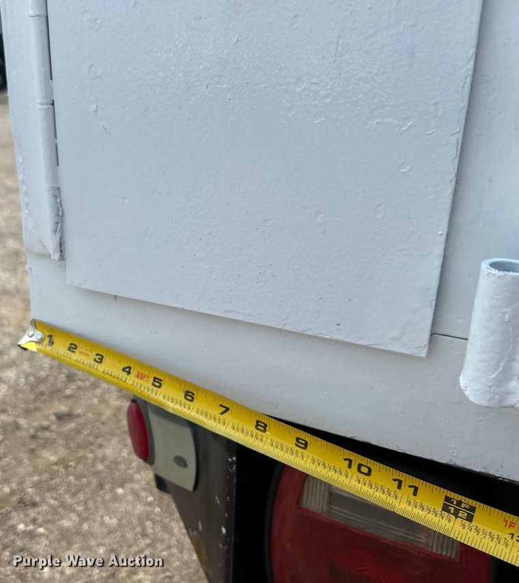 image for item EG0882 2000 GMC C6500 chipper truck