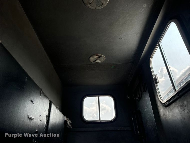 image for item EG0882 2000 GMC C6500 chipper truck