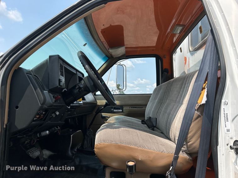 image for item EG0882 2000 GMC C6500 chipper truck