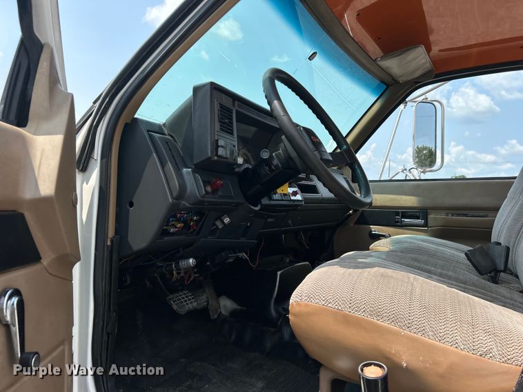 image for item EG0882 2000 GMC C6500 chipper truck