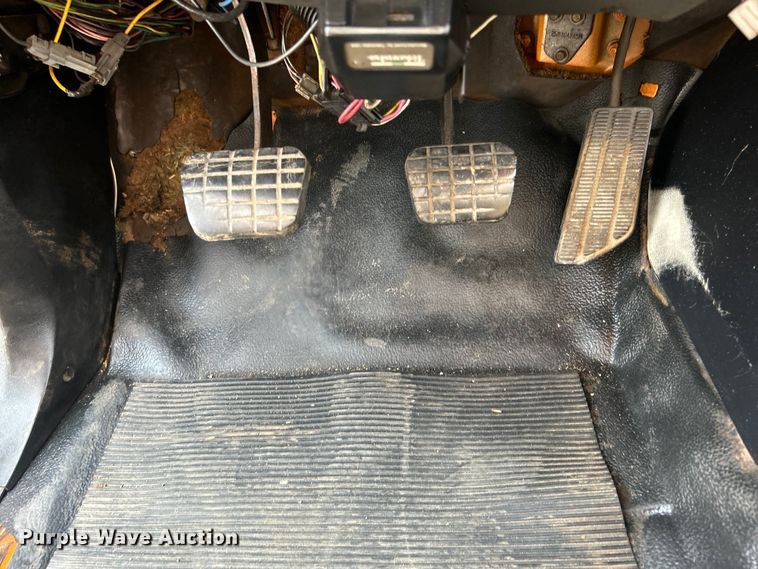 image for item EG0882 2000 GMC C6500 chipper truck