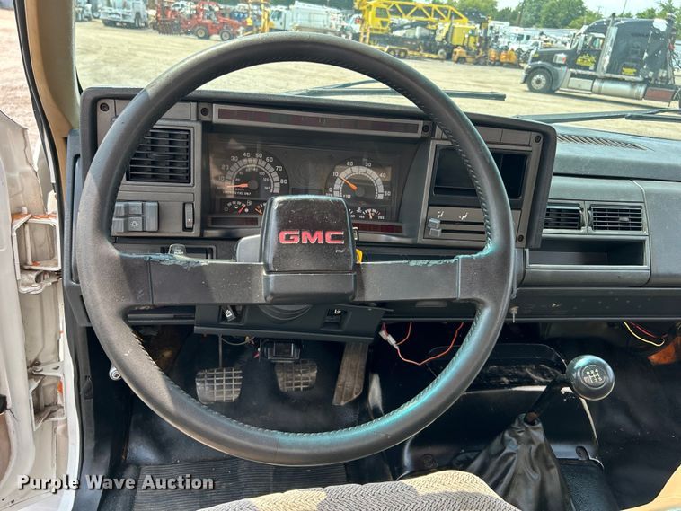 image for item EG0882 2000 GMC C6500 chipper truck