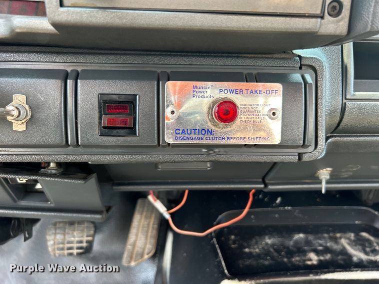 image for item EG0882 2000 GMC C6500 chipper truck