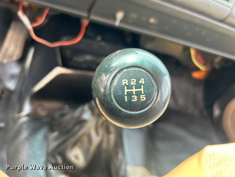 image for item EG0882 2000 GMC C6500 chipper truck