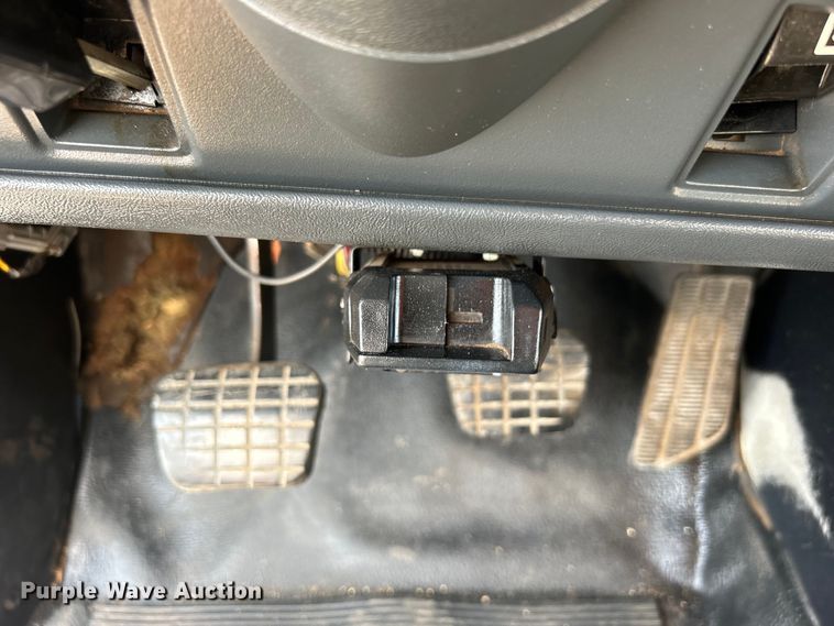 image for item EG0882 2000 GMC C6500 chipper truck