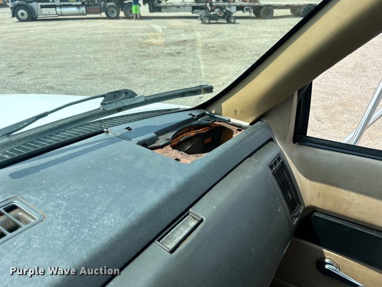 image for item EG0882 2000 GMC C6500 chipper truck