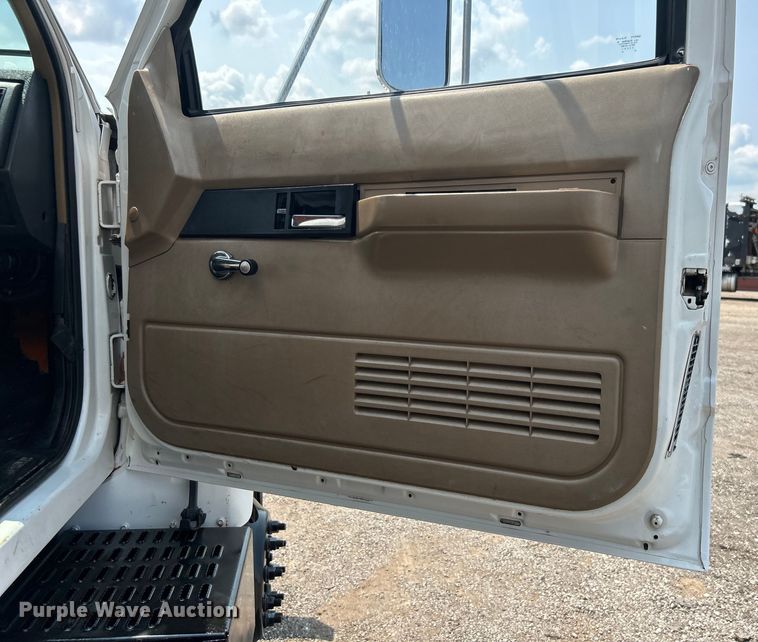 image for item EG0882 2000 GMC C6500 chipper truck