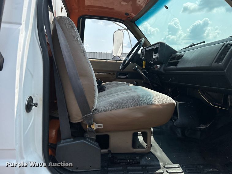 image for item EG0882 2000 GMC C6500 chipper truck