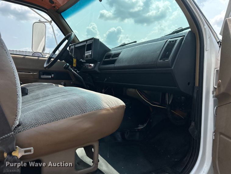 image for item EG0882 2000 GMC C6500 chipper truck