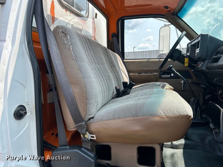 image for item EG0882 2000 GMC C6500 chipper truck