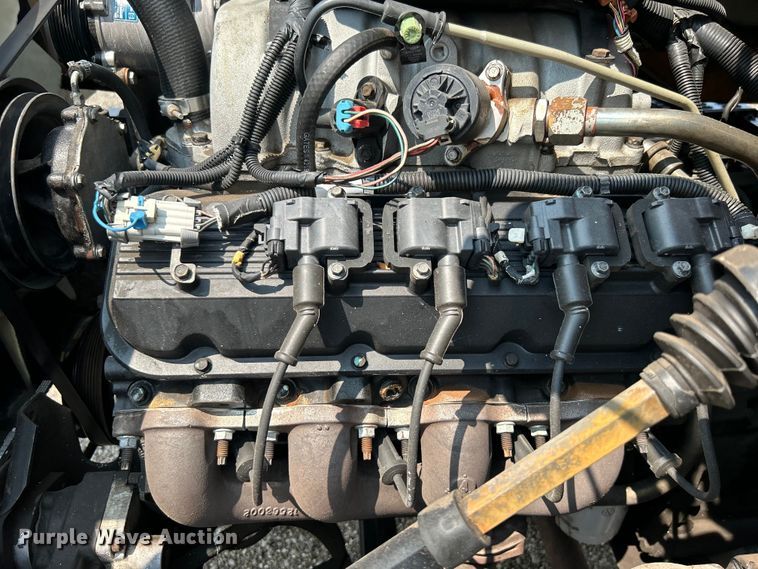 image for item EG0882 2000 GMC C6500 chipper truck