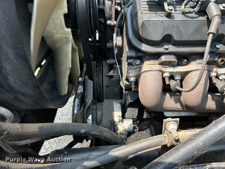 image for item EG0882 2000 GMC C6500 chipper truck