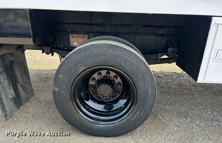 image for item EG0882 2000 GMC C6500 chipper truck