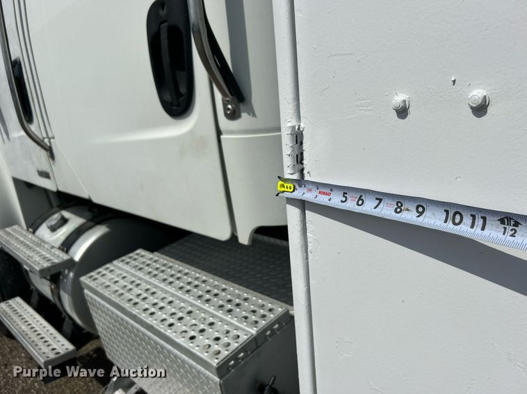 image for item EG1091 2007 Freightliner  Business Class M2 crane truck