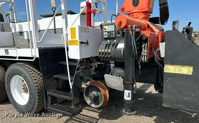 image for item EG1091 2007 Freightliner  Business Class M2 crane truck