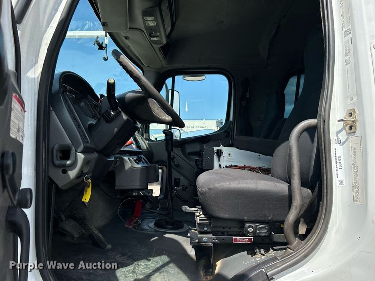 image for item EG1091 2007 Freightliner  Business Class M2 crane truck