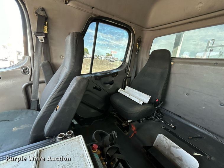 image for item EG1091 2007 Freightliner  Business Class M2 crane truck