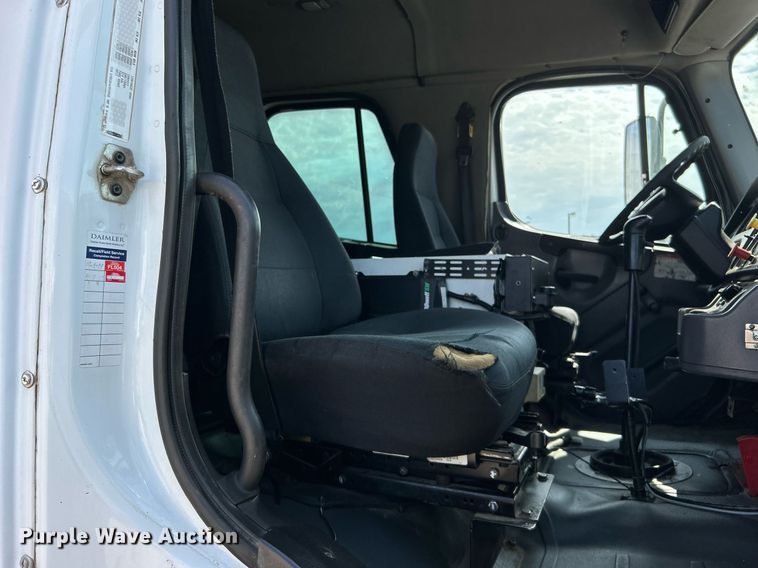 image for item EG1091 2007 Freightliner  Business Class M2 crane truck