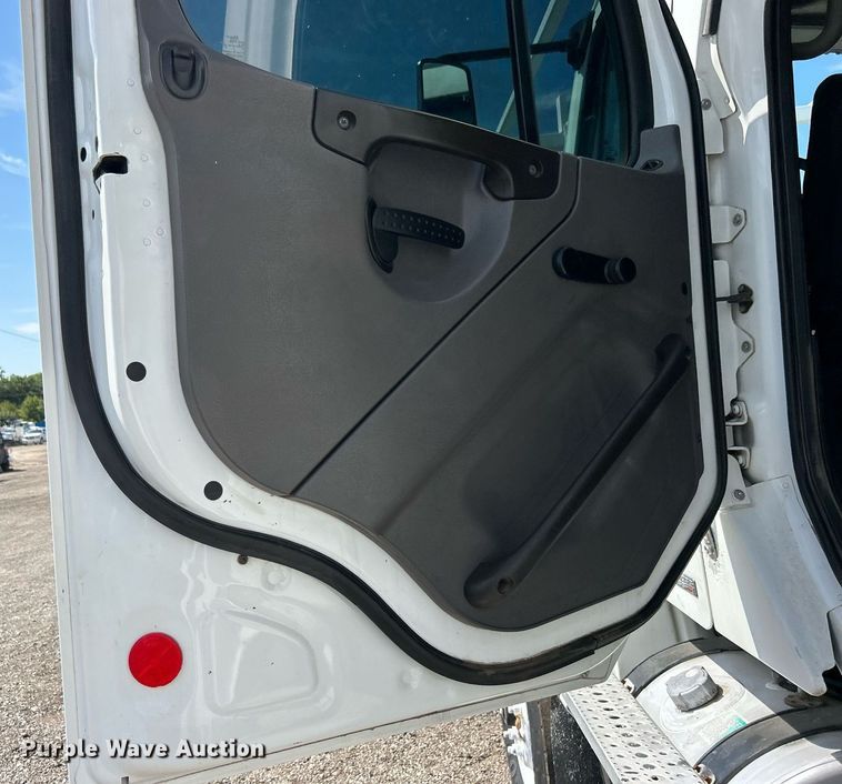 image for item EG1091 2007 Freightliner  Business Class M2 crane truck