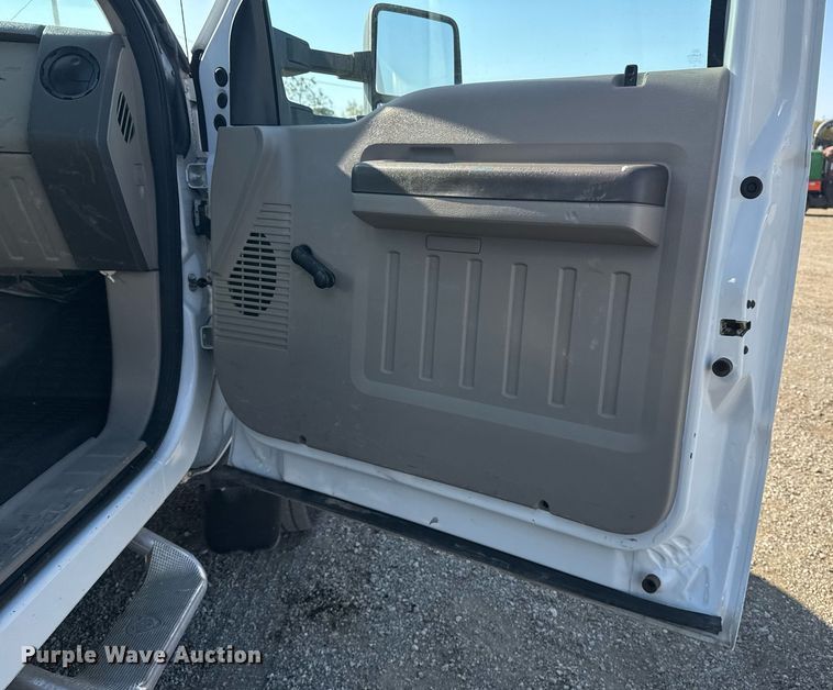 image for item EG2194 2010 Ford F550 Super Duty  utility / service truck