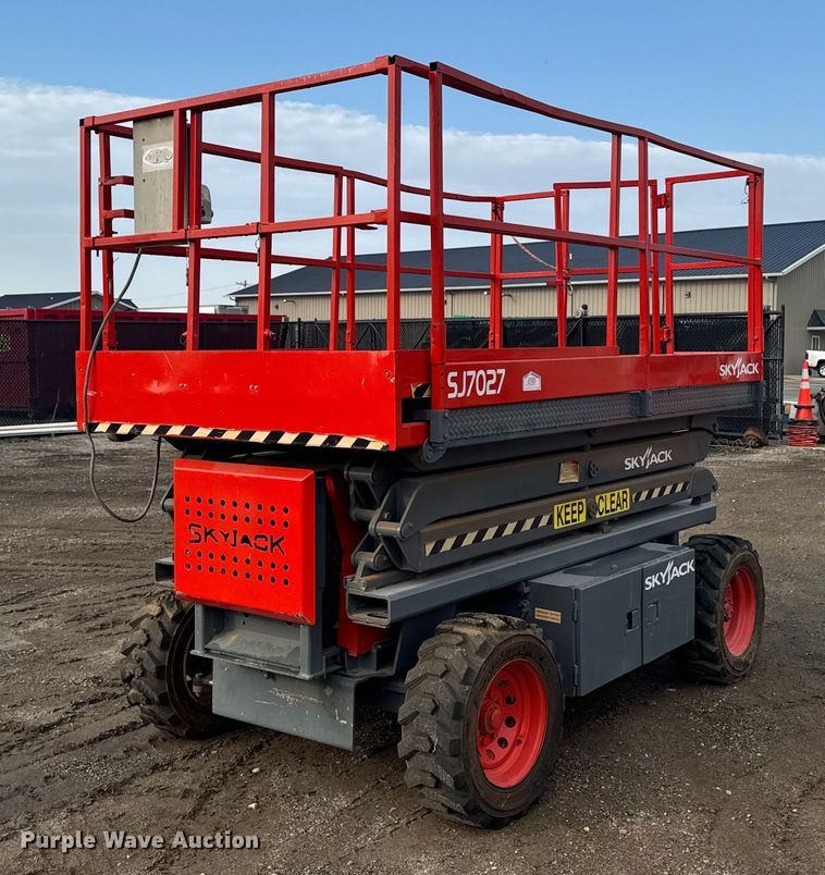 image for item EG6804 1996 Skyjack SJ7027 scissor lift