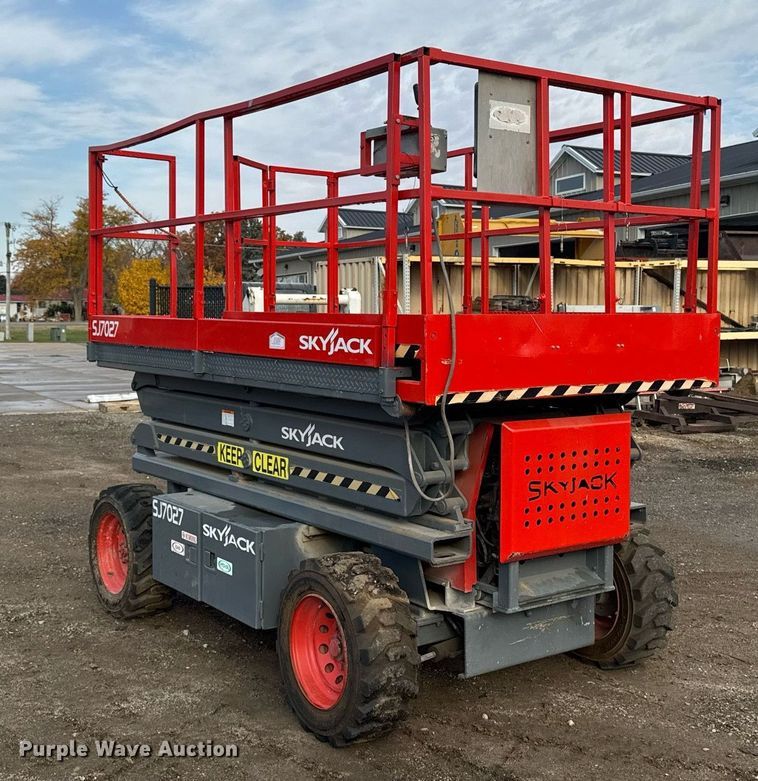 image for item EG6804 1996 Skyjack SJ7027 scissor lift