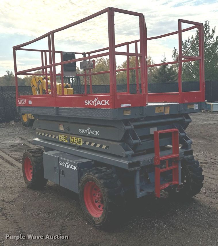 image for item EG6804 1996 Skyjack SJ7027 scissor lift
