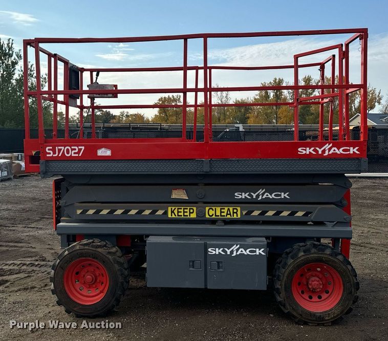 image for item EG6804 1996 Skyjack SJ7027 scissor lift