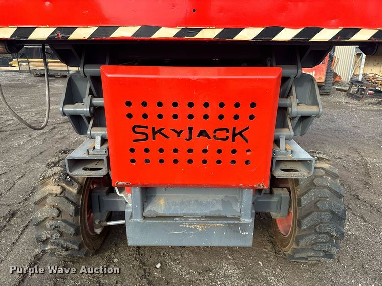 image for item EG6804 1996 Skyjack SJ7027 scissor lift