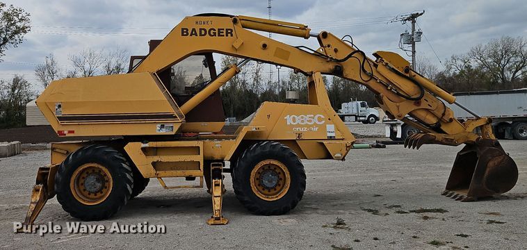 image for item EI8509 1999 Badger 1085C wheeled excavator