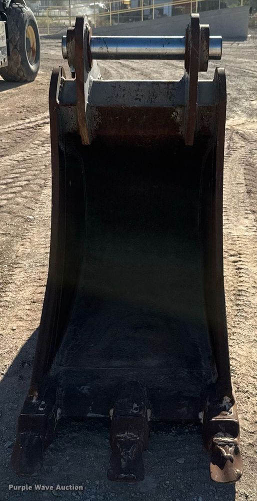 image for item EJ3147 Volvo EC240-250 excavator bucket