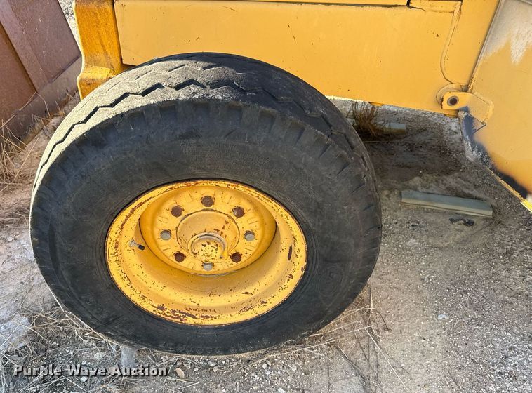 image for item EJ3192 1993 John Deere 310D backhoe