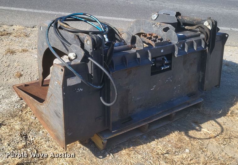 image for item EJ8073 2018 Paladin  skid steer grapple bucket