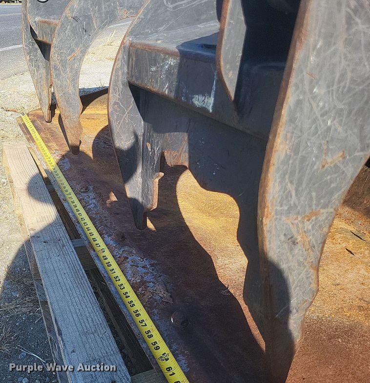 image for item EJ8073 2018 Paladin  skid steer grapple bucket