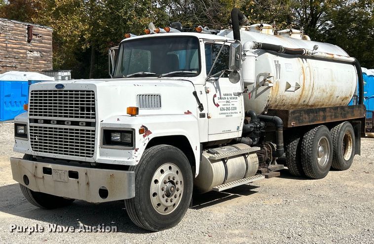 image for item EK3607 1984 Ford LTL9000  vacuum truck