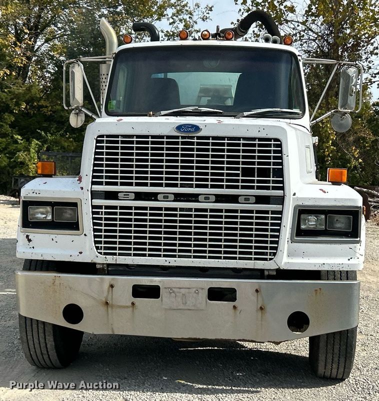 image for item EK3607 1984 Ford LTL9000  vacuum truck