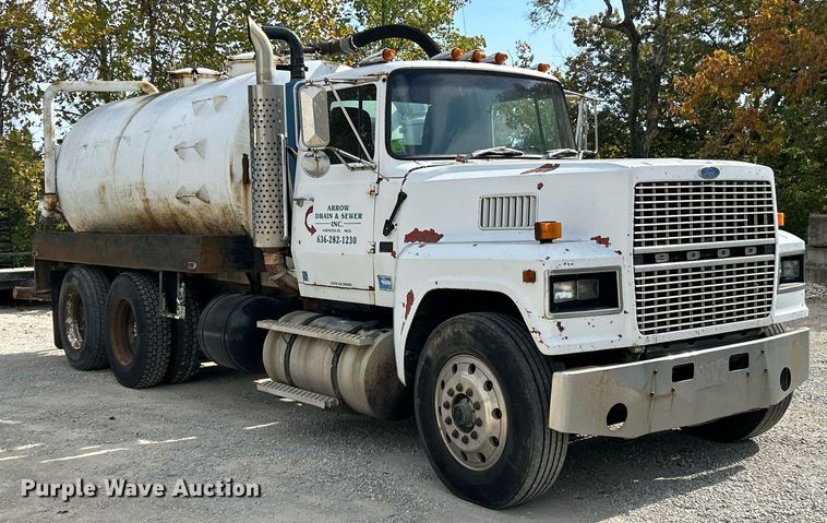 image for item EK3607 1984 Ford LTL9000  vacuum truck