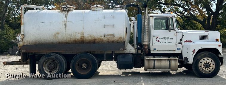 image for item EK3607 1984 Ford LTL9000  vacuum truck