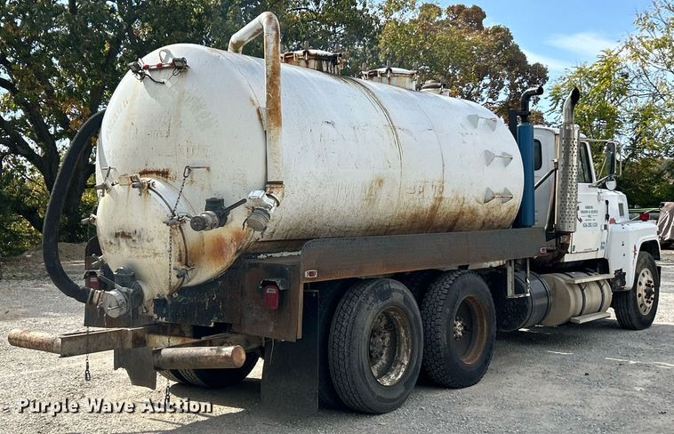 image for item EK3607 1984 Ford LTL9000  vacuum truck