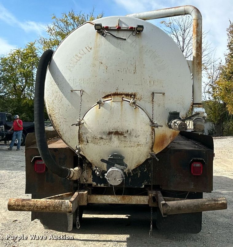 image for item EK3607 1984 Ford LTL9000  vacuum truck