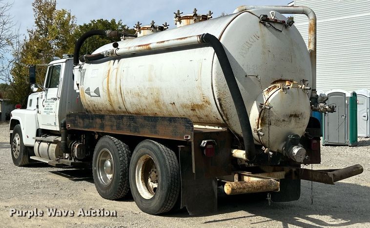 image for item EK3607 1984 Ford LTL9000  vacuum truck