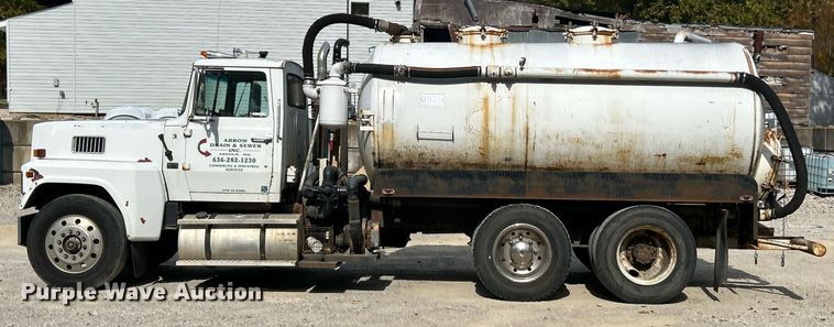 image for item EK3607 1984 Ford LTL9000  vacuum truck