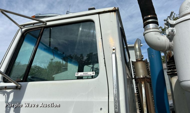 image for item EK3607 1984 Ford LTL9000  vacuum truck