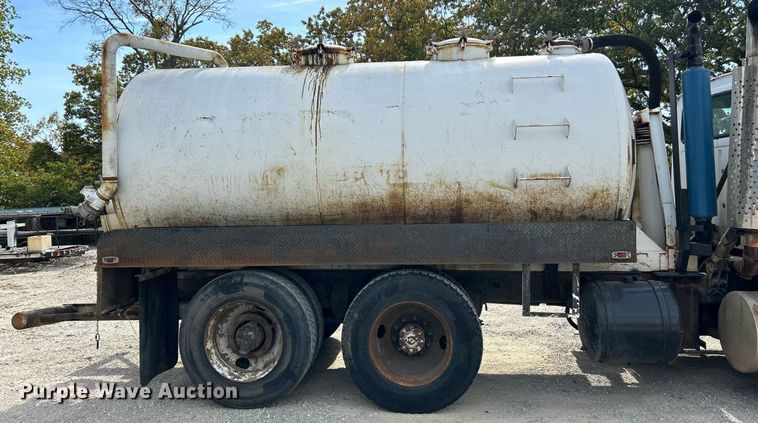 image for item EK3607 1984 Ford LTL9000  vacuum truck