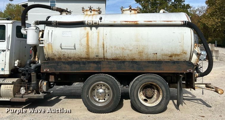 image for item EK3607 1984 Ford LTL9000  vacuum truck