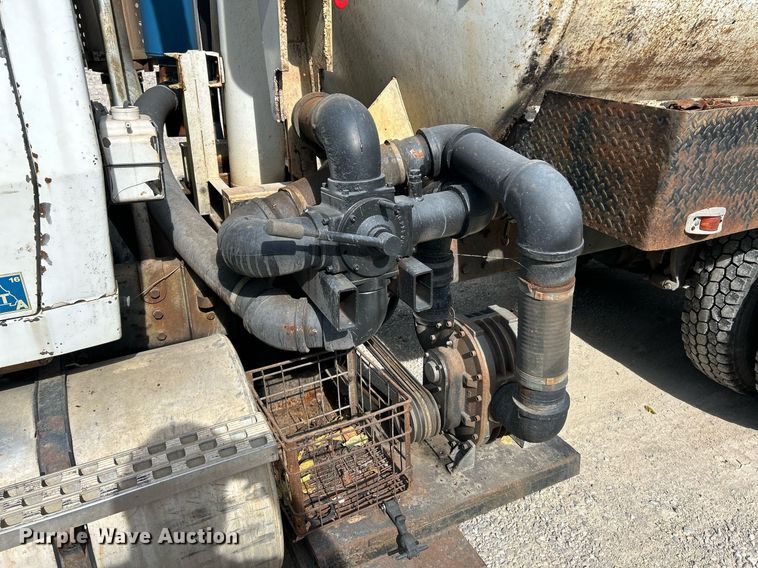 image for item EK3607 1984 Ford LTL9000  vacuum truck