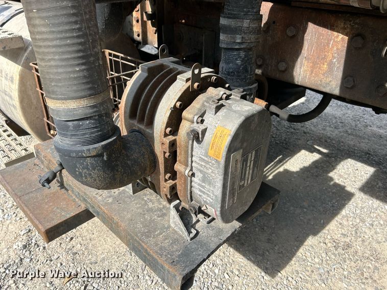 image for item EK3607 1984 Ford LTL9000  vacuum truck