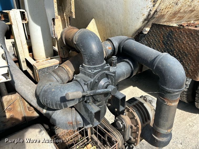 image for item EK3607 1984 Ford LTL9000  vacuum truck